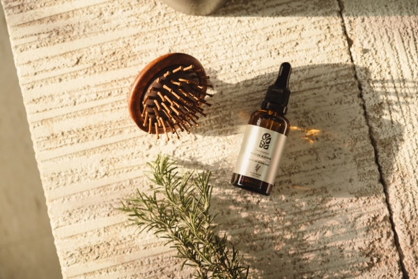 Como incluir o óleo de alecrim na sua rotina capilar
